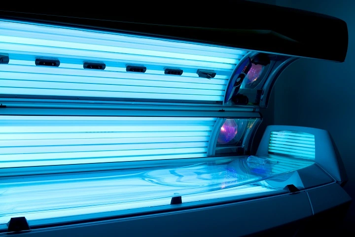 Drawing of Ultraviolet Radiation In Tanning Bed